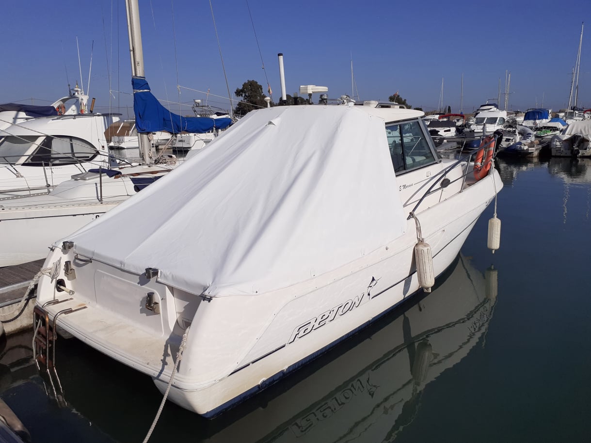 Tendal instal·lat en una barca de pesca o lleure