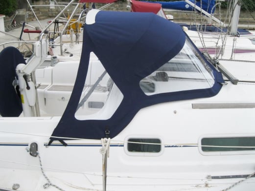 Toldo muntat sobre vaixell tipus Oceanis