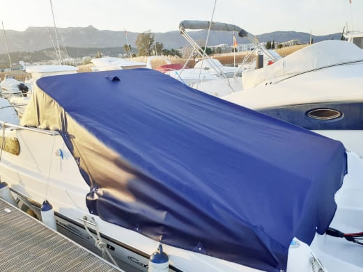 Toldo protector d'una barca a port